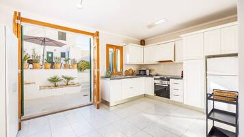 Geladeira, micro-ondas, fogão, cooktop