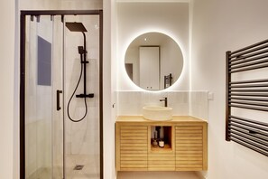 Shower, hair dryer, towels, shampoo - A Wonderfull 2-BA - Palais Royal (Paris)