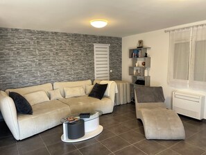 Living area - Mediterranean getaway: spacious house with pool, close to beaches (Port-la-Nouvelle)
