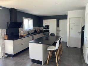 Private kitchen - Mediterranean getaway: spacious house with pool, close to beaches (Port-la-Nouvelle)