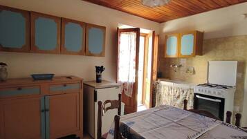 Kühlschrank, Ofen, Herdplatte, Wasserkocher mit Kaffee-/Teezubehör