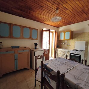 Fridge, oven, stovetop, coffee/tea maker - Grandma Maria's House - Maestrale (Scilla)