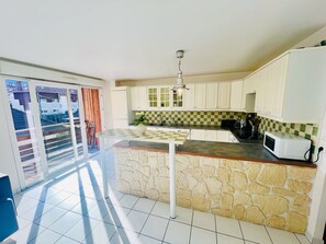 Kühlschrank, Mikrowelle, Ofen, Geschirrspüler