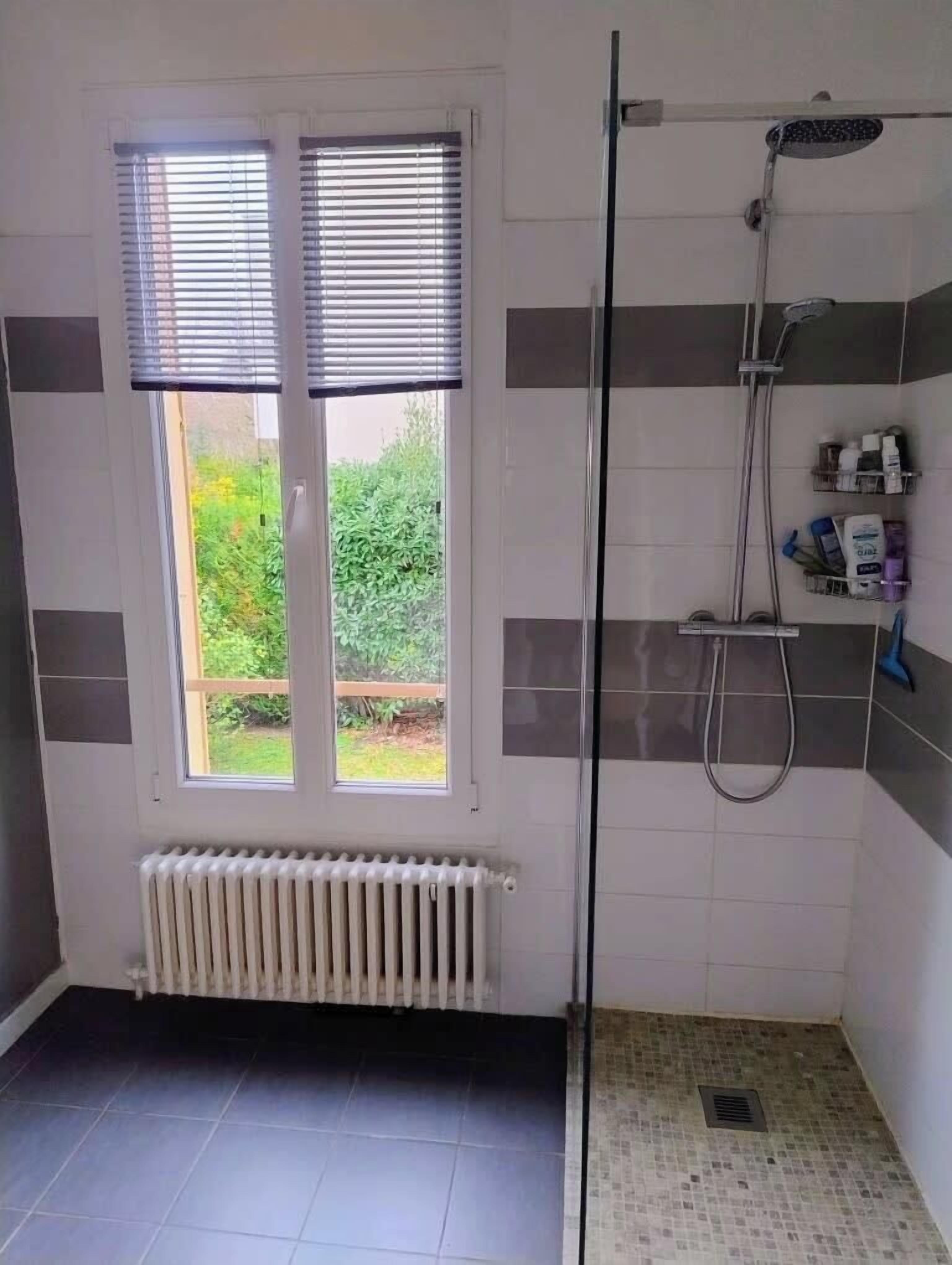 Een douche, een haardroger, handdoeken