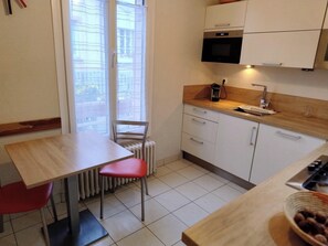 Kjøleskap, mikrobølgeovn, ovn og oppvaskmaskin