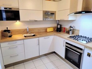 Kühlschrank, Mikrowelle, Ofen, Geschirrspüler