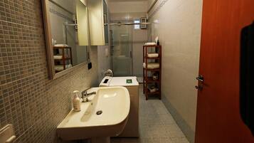 Regadera, secadora de cabello, bidet, toallas