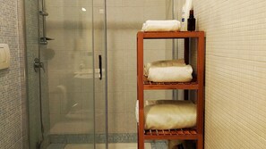 Shower, hair dryer, bidet, towels - One Bedroom Apartment (Giovinazzo)