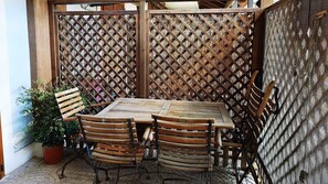 Outdoor dining - One Bedroom Apartment (Giovinazzo)