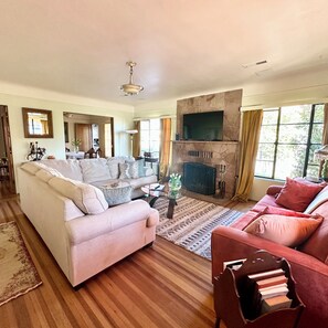 Smart TV, chimenea y libros
