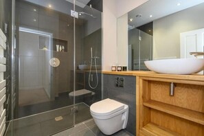 Hair dryer, towels, soap, shampoo - Stylish City Centre Townhouse with Hottub & Patio (Leeds)