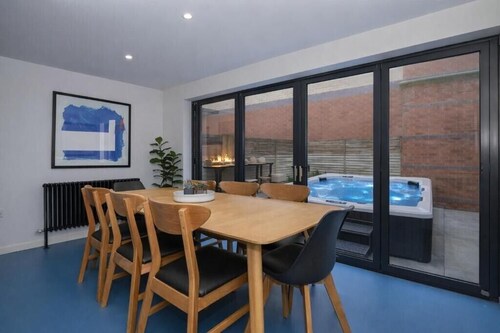 Stylish City Centre Townhouse with Hottub & Patio