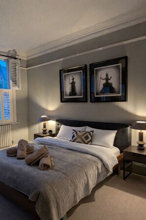 3 bedrooms, in-room safe, iron/ironing board, travel cot - Stylish City Centre Townhouse with Hottub & Patio (Leeds)