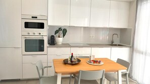 Een koelkast, een microgolfoven, een oven, een kookplaat