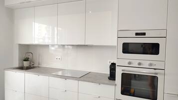 Kjøleskap, mikrobølgeovn, ovn og kokeplater