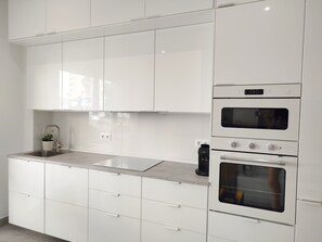 Fridge, microwave, oven, stovetop - Apartment 'Arena Suite Fuengirola' with Wi-Fi and Air Conditioning (Fuengirola)