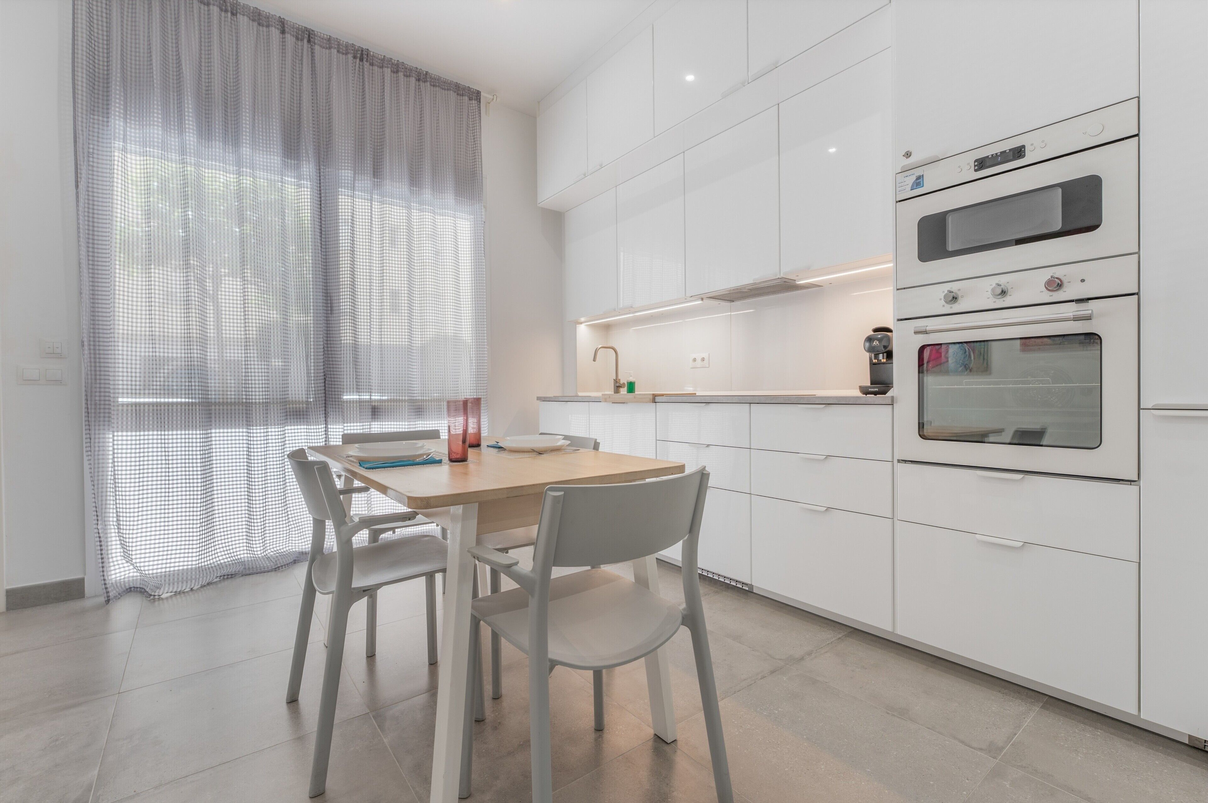 Réfrigérateur, four à micro-ondes, un four, surface de cuisson