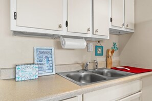 Refrigerador, microondas, cafetera y tetera y utensilios de cocina 