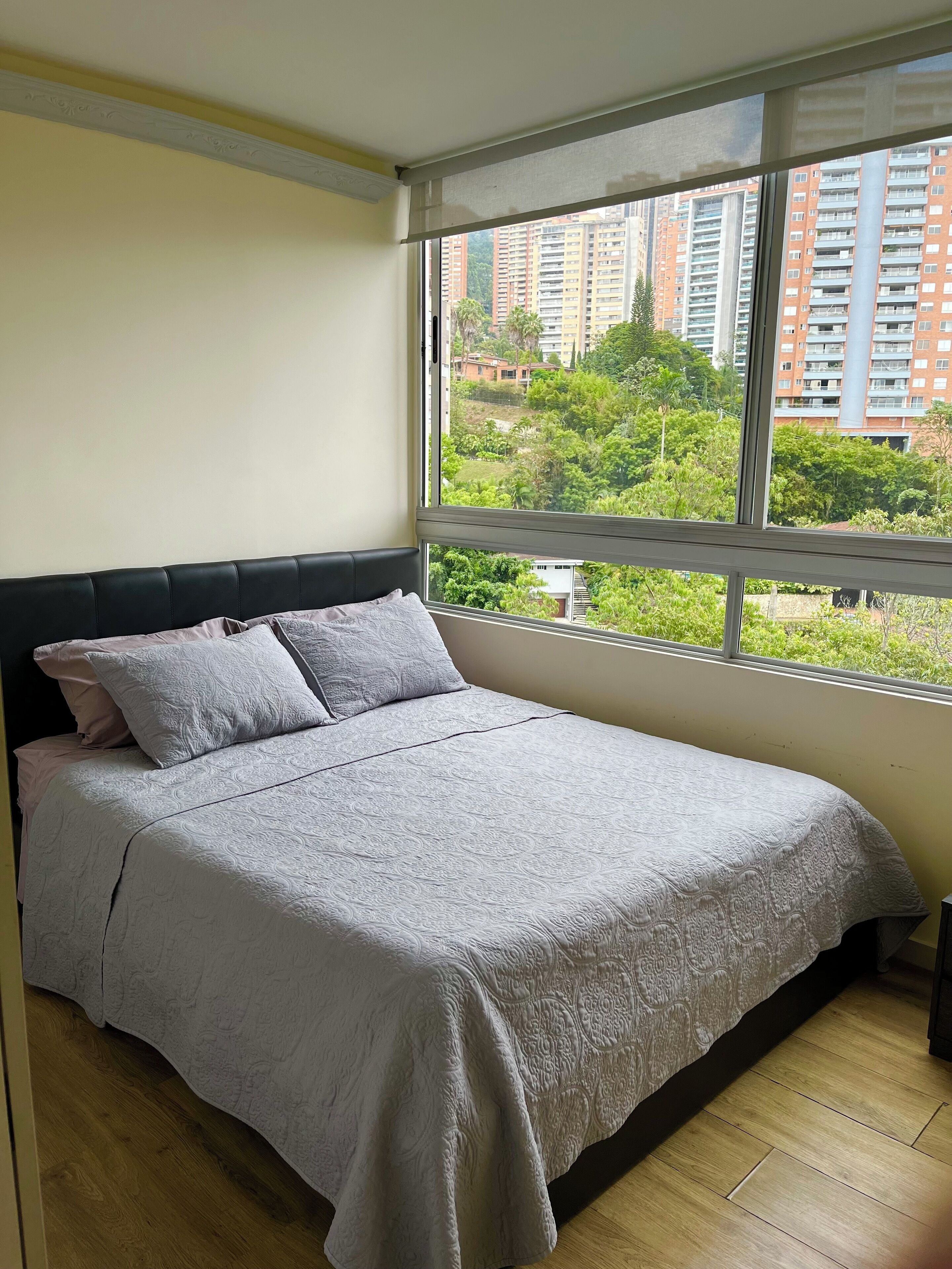2 habitaciones, tabla de planchar con plancha, internet y ropa de cama 