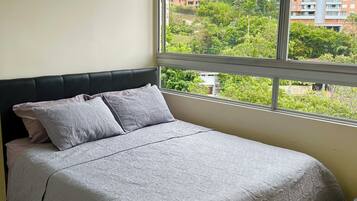2 habitaciones, tabla de planchar con plancha, internet y ropa de cama