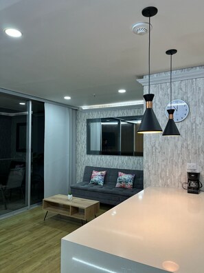 Unclassified image, 3 of 14, button - El Poblado, Balcony, Pool, Jacuzzi, Gym, Steamroom. (Medellín)