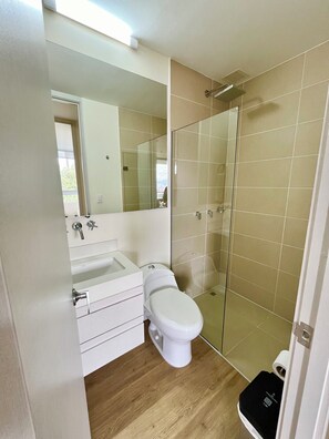Shower, hair dryer, towels, soap - El Poblado, Balcony, Pool, Jacuzzi, Gym, Steamroom. (Medellín)