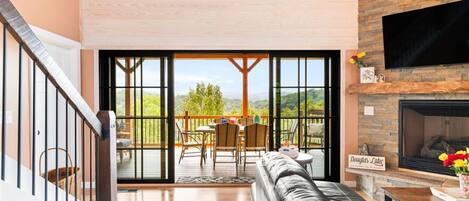 Smart TV, chimenea, libros y estéreo