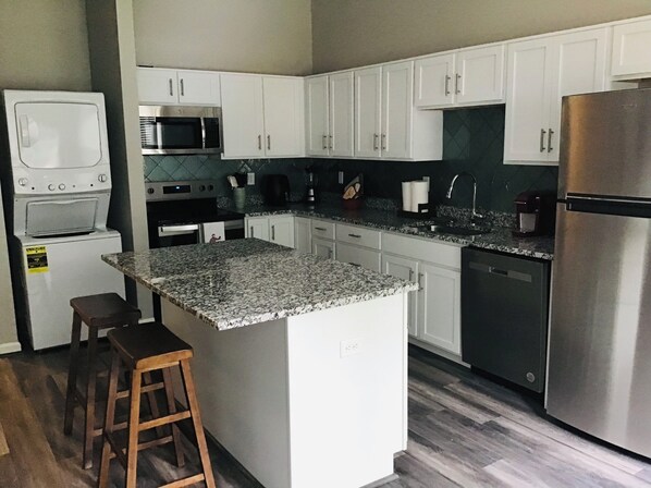 Refrigerador, microondas, horno y parrilla de estufa 