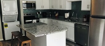 Welcome to Papas Place! Cozy bungalow located 3 miles from Churchill Downs!!