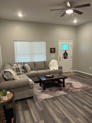 Smart TV, chimenea y libros 