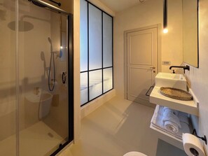 Doccia, asciugacapelli, bidet, asciugamani