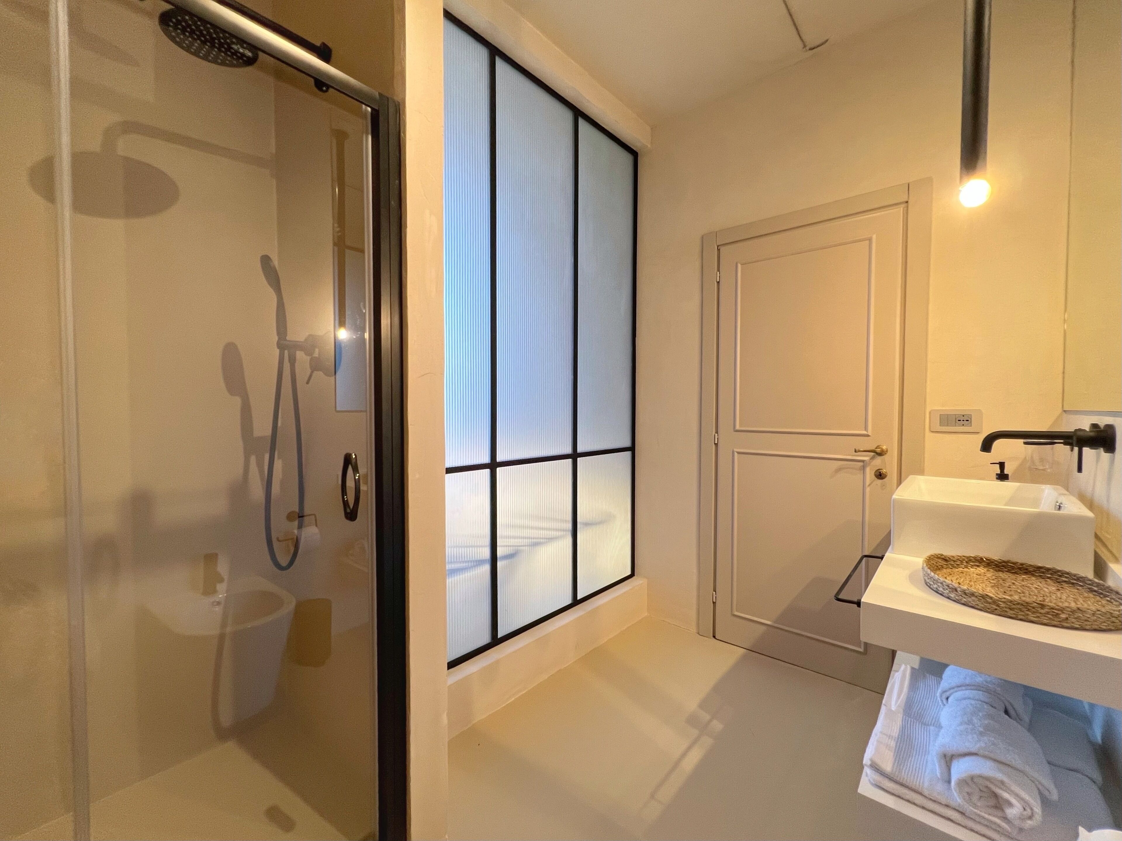 Doccia, asciugacapelli, bidet, asciugamani