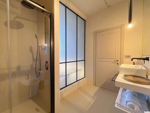 Doccia, asciugacapelli, bidet, asciugamani