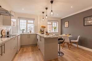 Fridge, microwave, oven, stovetop - Luxury Southampton house with garden and parking (Southampton)