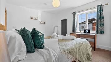 4 bedrooms, iron/ironing board, free WiFi, bed sheets