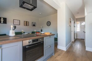 Fridge, microwave, oven, stovetop - 3BR Spacious & Cosy House Southampton Sanctuary (Southampton)
