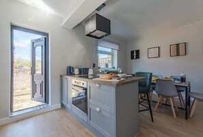 Private kitchen - 3-Bed Family House with Garden, Garage & Free Parking, Southampton (Southampton)