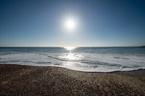 Beach - 2BR Stunning Spacious Loft Apt Near Beach Sleeps 4 (Portsmouth)