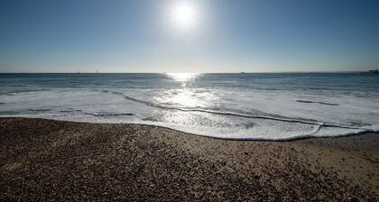 2BR Stunning Spacious Loft Apt Near Beach Sleeps 4