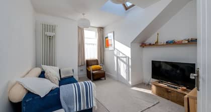 2BR Stunning Spacious Loft Apt Near Beach Sleeps 4