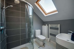Douche, sèche-cheveux, shampoing