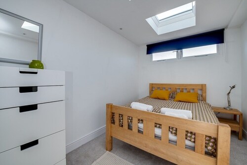 2BR Stunning Spacious Loft Apt Near Beach Sleeps 4