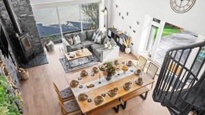 Ein modernes Interieur mit Essbereich, Kamin und Treppe.