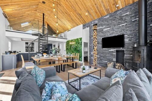 Luxury Barn Retreat: Hot Tubs, Fire Pit & Pet-Friendly