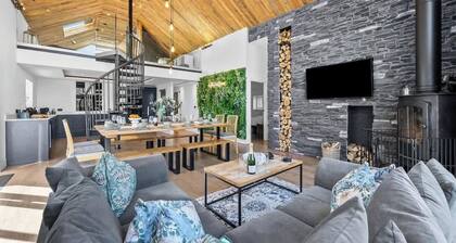 Luxury Barn Retreat: Hot Tubs, Fire Pit & Pet-Friendly