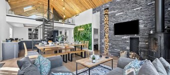 Luxury Barn Retreat: Hot Tubs, Fire Pit & Pet-Friendly