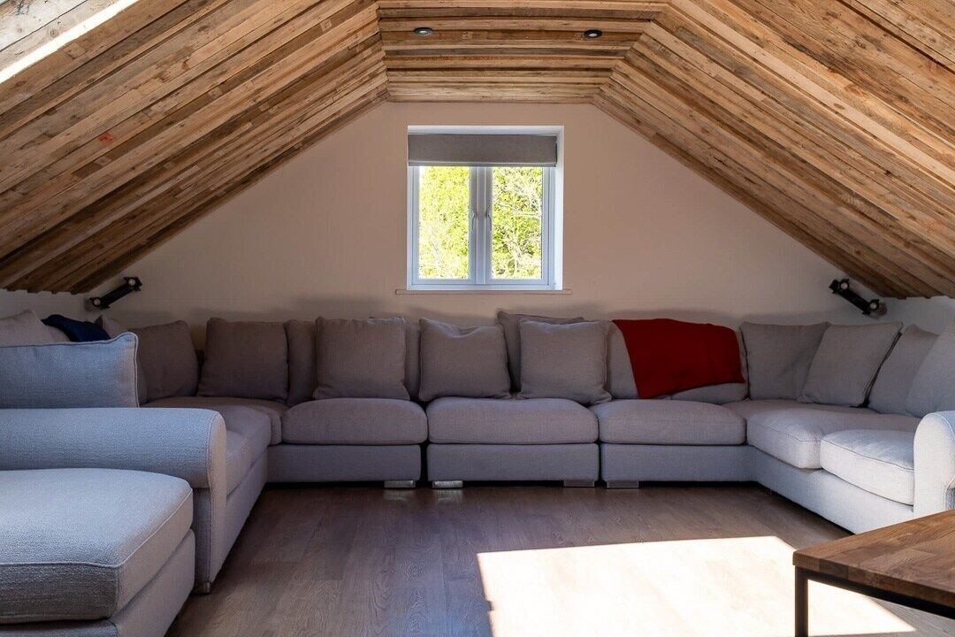 Fernseher, Kamin, Bücher