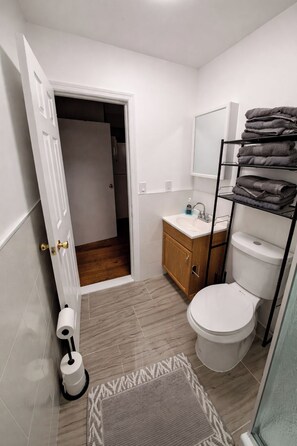Hair dryer, towels, soap, toilet paper - Cozy 2 bed Apt 7 in the Heart of Hoboken,NYC 10min (Hoboken)