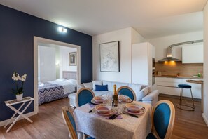 Ein kompakter Wohnbereich mit Essbereich, Küchenzeile und Schlafzimmer.