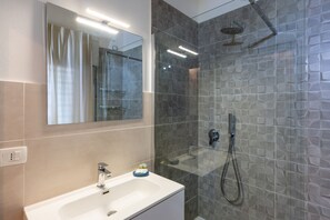 Shower, bidet, towels - GuestHost - Cozy Apartment with Terrace in Sanremo (Sanremo)